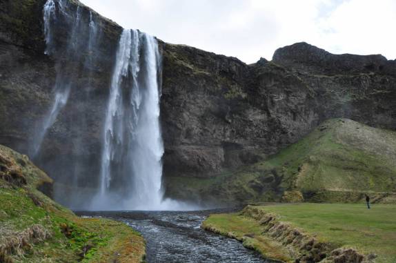 A incrível paisagem da cachoeira de Seljalandsfoss, no sul da IsLândia